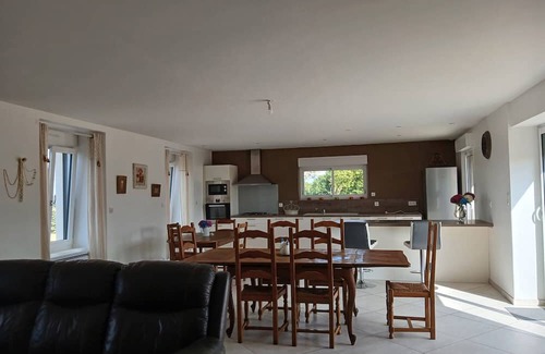 Brulon Casa | Holiday Home 'Maison De Campagne Brûlon' with Lake View, Private Terrace and Wi-Fi