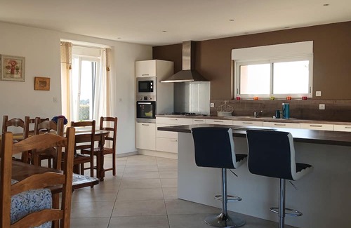 Brulon Casa | Holiday Home 'Maison De Campagne Brûlon' with Lake View, Private Terrace and Wi-Fi