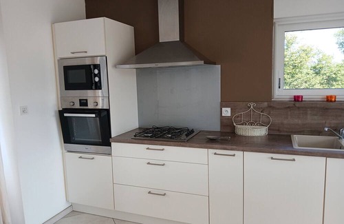 Brulon Casa | Holiday Home 'Maison De Campagne Brûlon' with Lake View, Private Terrace and Wi-Fi