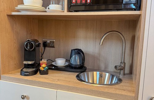 Padfield Apartamento | Located in the heart of Glossop in the High Peak, Westwood Boutique Aparthotel combines comfort with convenience. Set against the breath-taking backdrop of the Peak District.