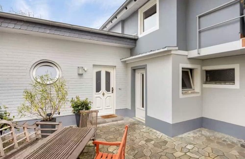 Rhein-Erft-Kreis District Casa | Comfort in Hürth: Pool & fireplace near Cologne & Phantasialand