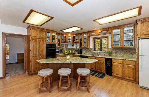 Fawnskin Cabina | Lakeview cabin with BBQ, pool table, jetted tub, just a short walk to marina!