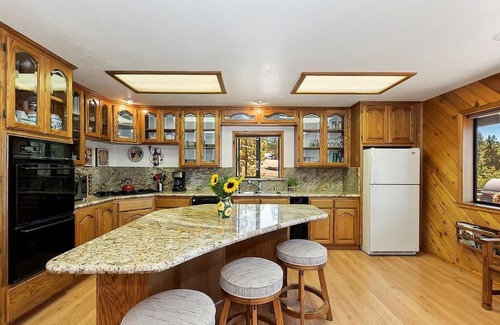 Fawnskin Cabina | Lakeview cabin with BBQ, pool table, jetted tub, just a short walk to marina!