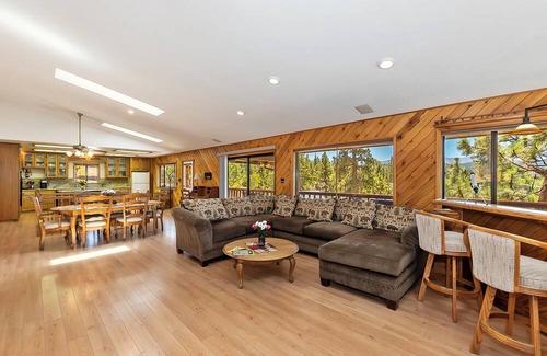Fawnskin Cabina | Lakeview cabin with BBQ, pool table, jetted tub, just a short walk to marina!