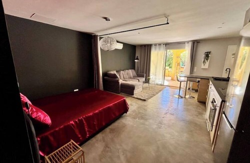 Vitrolles Casa | L'Interlude, a secret, sensual interlude.