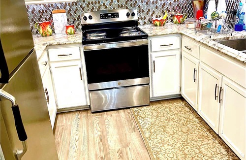 Drayton Condominio | Beautiful totally remodeled 2 BR property near everything!