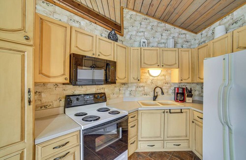 Stambaugh Casa | All-Season Adventures! Chicaugon Lakefront Gem