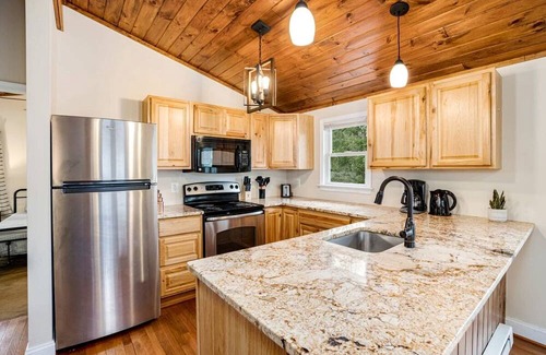 Millville Cabina | Fun and Modern Cabin with Pool Table, Hot Tub and Fire Pit for Your Perfect Getaway in Historic Harpers Ferry, WV