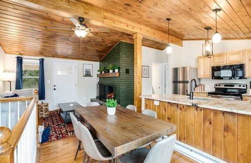 Millville Cabina | Fun and Modern Cabin with Pool Table, Hot Tub and Fire Pit for Your Perfect Getaway in Historic Harpers Ferry, WV