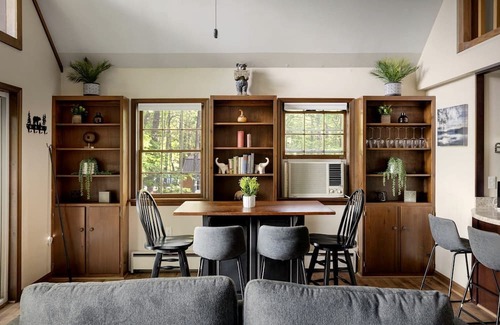 Berkeley Springs Cabina | Cozy Chalet Cabin with Hot Tub, Fire Pit, Modern Decor in Bloomery, WV