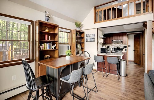 Berkeley Springs Cabina | Cozy Chalet Cabin with Hot Tub, Fire Pit, Modern Decor in Bloomery, WV