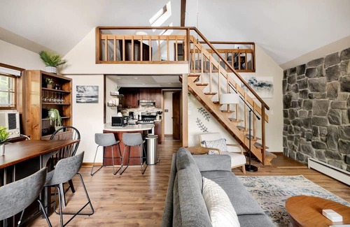 Berkeley Springs Cabina | Cozy Chalet Cabin with Hot Tub, Fire Pit, Modern Decor in Bloomery, WV