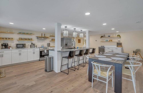 Manning Casa | Marvelous Manning: 4-Bdr + Studio + Waterfront