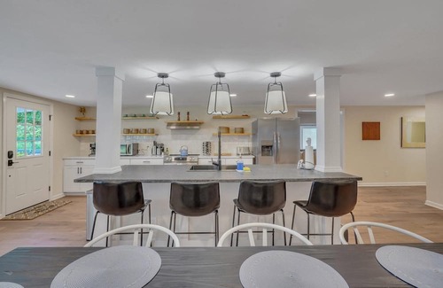 Manning Casa | Marvelous Manning: 4-Bdr + Studio + Waterfront