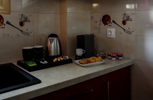 Tholos Casa | Charming House in the Heart of Oia, Private Jacuzzi, Spacious Yard and Kitchen