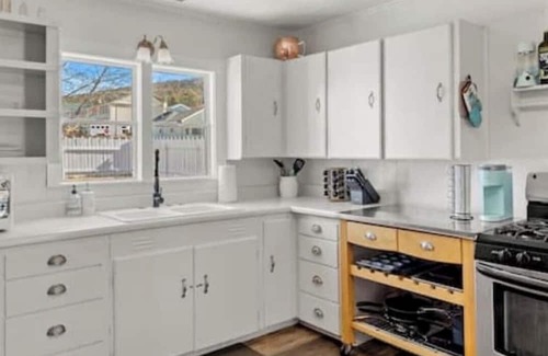 Williams Casa | Charming BLue victorian home located blocks away from historical Route 66