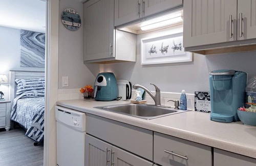 Port Aransas Condominio | Roomy 1 BDRM block from the BEACH Large Pool w/ a Private Courtyard