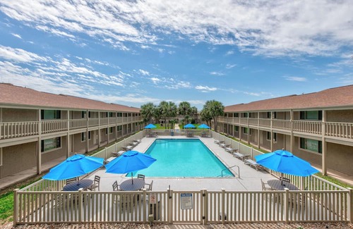 Port Aransas Condominio | Roomy 1 BDRM block from the BEACH Large Pool w/ a Private Courtyard