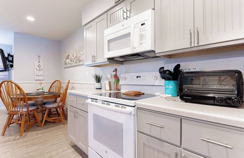 Port Aransas Condominio | Roomy 1 BDRM block from the BEACH Large Pool w/ a Private Courtyard