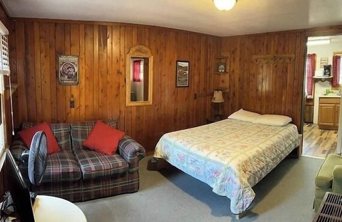 Gaylord Cabina | Welcome to Cottage 4 at Heart Lake Resort!