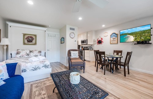 Port Aransas Condominio | Roomy 1 BDRM Large Pool w/ a Private Courtyard and a 5 Min Walk to the Beach