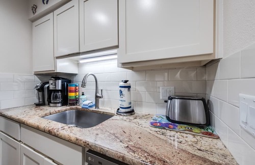 Port Aransas Condominio | Roomy 1 BDRM Large Pool w/ a Private Courtyard and a 5 Min Walk to the Beach