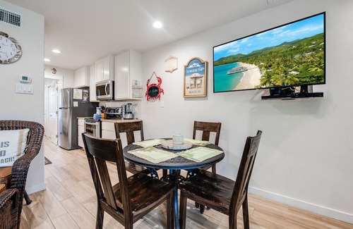 Port Aransas Condominio | Roomy 1 BDRM Large Pool w/ a Private Courtyard and a 5 Min Walk to the Beach