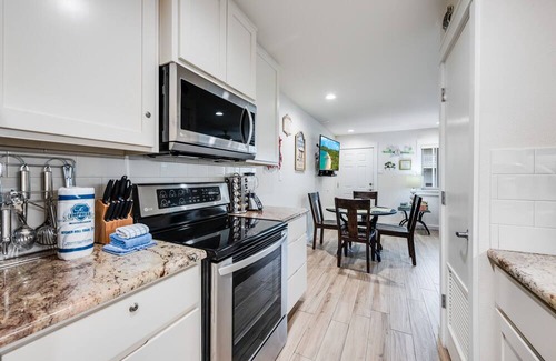 Port Aransas Condominio | Roomy 1 BDRM Large Pool w/ a Private Courtyard and a 5 Min Walk to the Beach