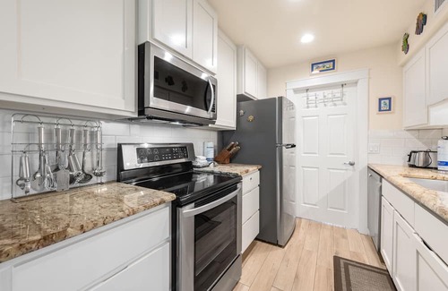 Port Aransas Condominio | Roomy 1 BDRM Large Pool w/ a Private Courtyard and a 5 Min Walk to the Beach