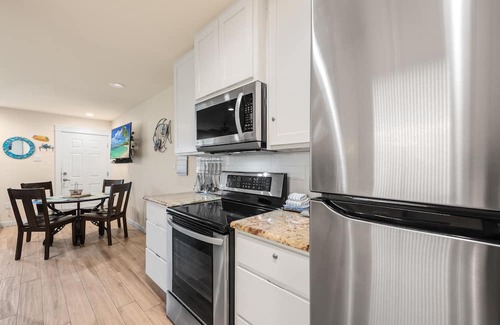 Port Aransas Condominio | Roomy 1 BDRM Large Pool w/ a Private Courtyard and a 5 Min Walk to the Beach