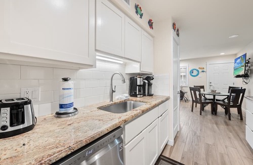 Port Aransas Condominio | Roomy 1 BDRM Large Pool w/ a Private Courtyard and a 5 Min Walk to the Beach
