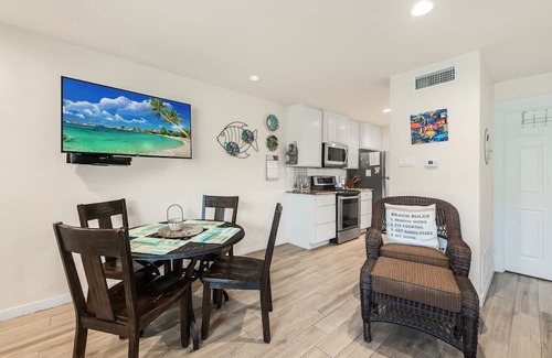 Port Aransas Condominio | Roomy 1 BDRM Large Pool w/ a Private Courtyard and a 5 Min Walk to the Beach
