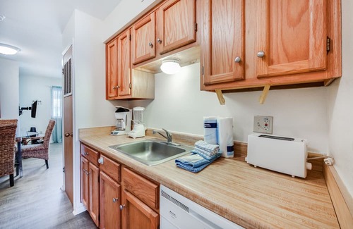 Port Aransas Condominio | Roomy 1 BDRM Large Pool w/ a Private Courtyard and a 5 Min Walk to the Beach