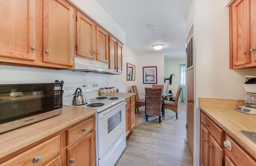 Port Aransas Condominio | Roomy 1 BDRM Large Pool w/ a Private Courtyard and a 5 Min Walk to the Beach