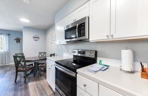 Port Aransas Condominio | Roomy 1 BDRM Large Pool w/ a Private Courtyard and a 5 Min Walk to the Beach