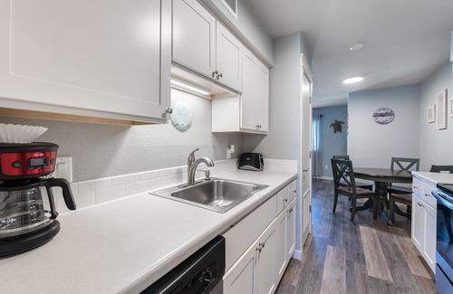 Port Aransas Condominio | Roomy 1 BDRM Large Pool w/ a Private Courtyard and a 5 Min Walk to the Beach