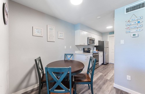 Port Aransas Condominio | Roomy 1 BDRM Large Pool w/ a Private Courtyard and a 5 Min Walk to the Beach