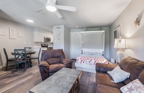 Port Aransas Condominio | Roomy 1 BDRM Large Pool w/ a Private Courtyard and a 5 Min Walk to the Beach