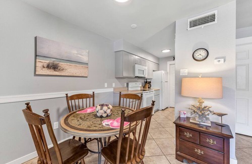 Port Aransas Condominio | Roomy 1 BDRM Large Pool w/ a Private Courtyard and a 5 Min Walk to the Beach