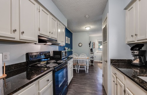 Port Aransas Condominio | Roomy 1 BDRM Large Pool w/ a Private Courtyard and a 5 Min Walk to the Beach