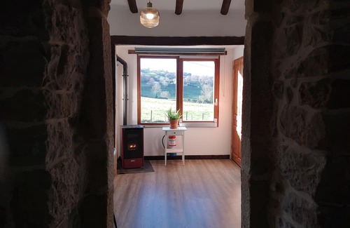 Lloreda Apartamento | Rustic, spacious apartment in the Valles Pasiegos, with sheep and hens