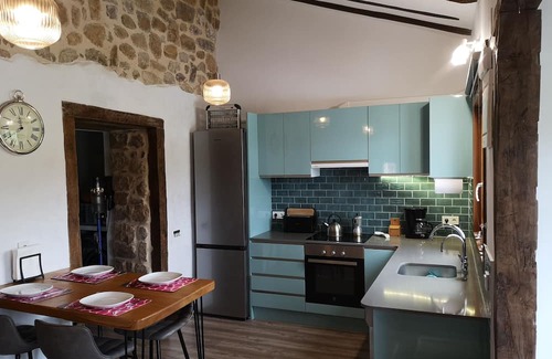 Lloreda Apartamento | Rustic, spacious apartment in the Valles Pasiegos, with sheep and hens