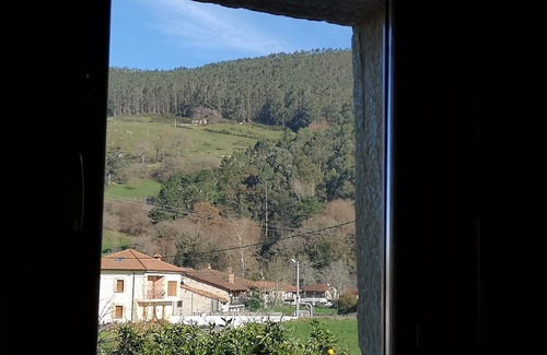 Lloreda Apartamento | Rustic, spacious apartment in the Valles Pasiegos, with sheep and hens