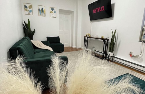 Downtown Newark Apartamento | Whisper City Love A 30 min Electrifying Escape near NYC's Pulsating heart!