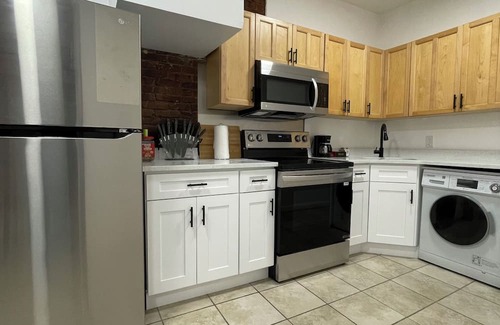 Downtown Newark Apartamento | Whisper City Love A 30 min Electrifying Escape near NYC's Pulsating heart!