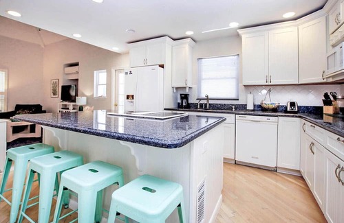 Captiva Casa | Sunset Captiva 38 - Short walk to beach, pool, dock in Village area of Island