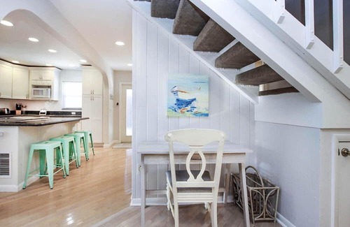 Captiva Casa | Sunset Captiva 38 - Short walk to beach, pool, dock in Village area of Island