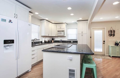 Captiva Casa | Sunset Captiva 38 - Short walk to beach, pool, dock in Village area of Island