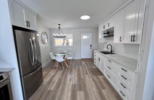 Hinton Casa | Alpine Escape-Completely renovated home 20 minutes to Jasper National Park Gate!