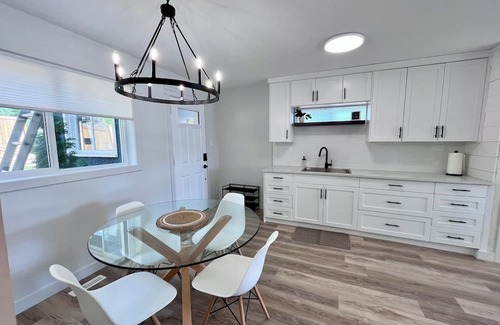 Hinton Casa | Alpine Escape-Completely renovated home 20 minutes to Jasper National Park Gate!